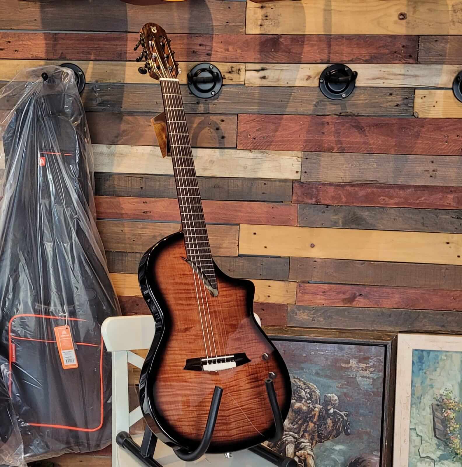 Guitarra Martínez Cognac con efectos