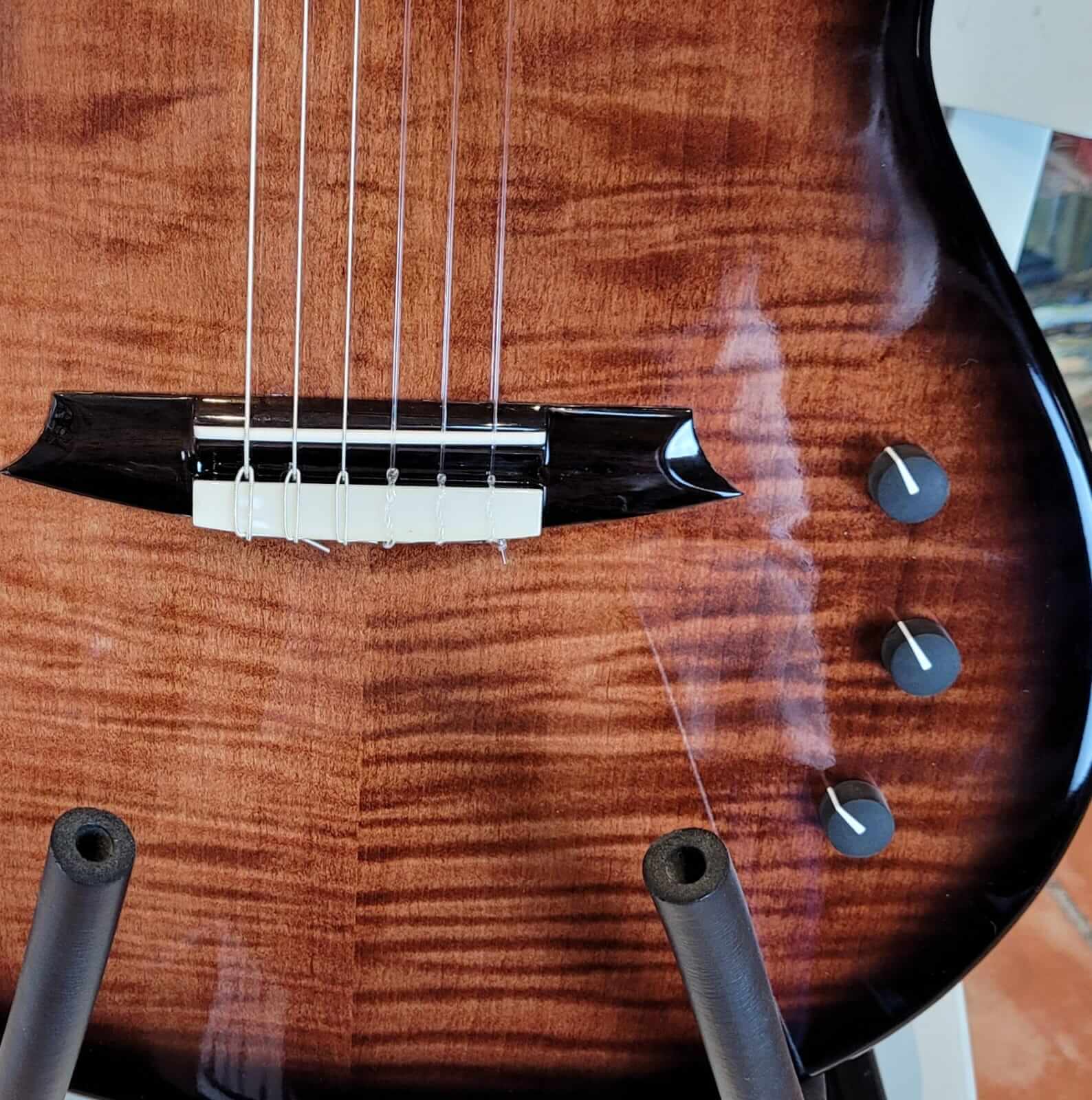 Guitarra Martínez Cognac con efectos